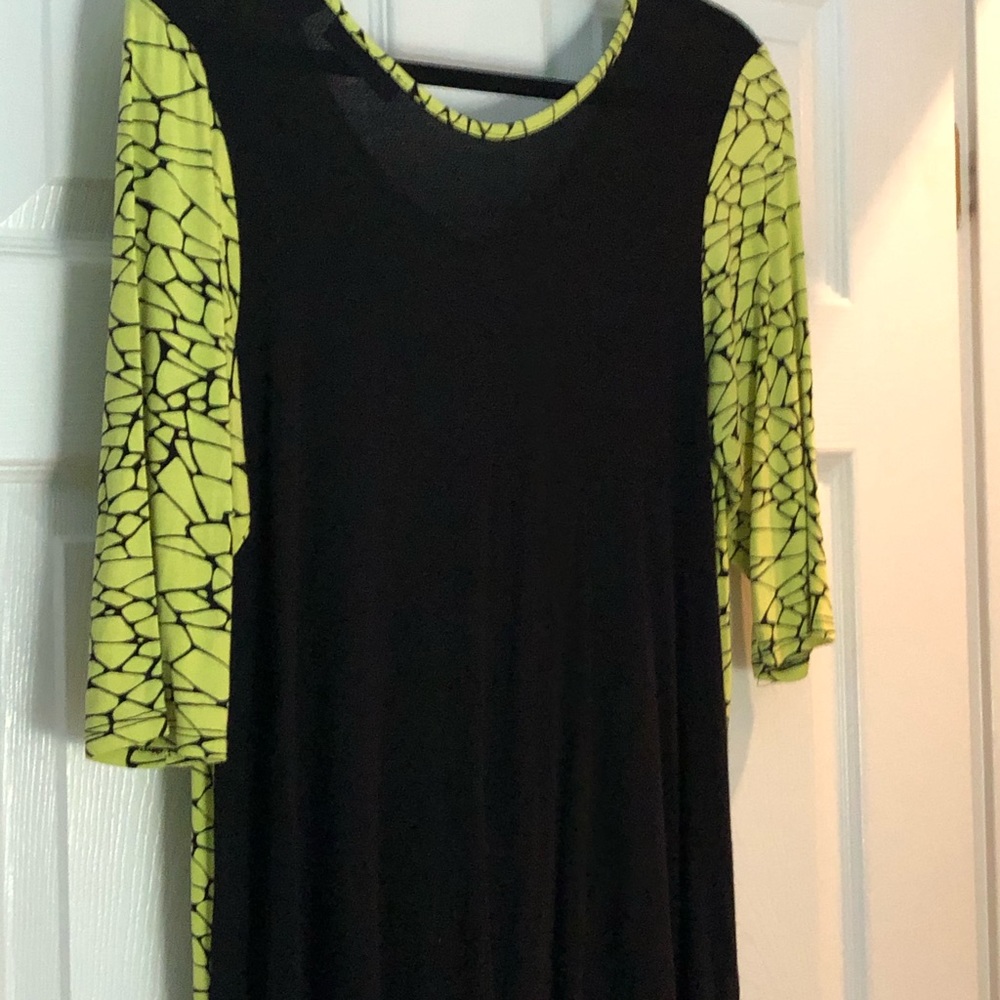 Green top with black back